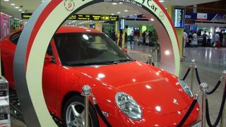 ◎ドバイ空港　高級車と１００万＄の宝くじ！