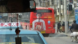 ○電光掲示板に注目　「＊」上海のバス