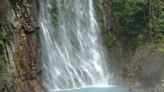 青白色の滝壺が美しい　『丸尾の滝』