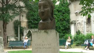 St. Germain des Pres 教会庭のアポリネール像はピカソ作です