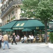 Cafe des Deux Magots でサルトルを読む