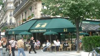 Cafe des Deux Magots でサルトルを読む
