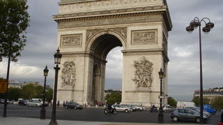 ○ パリ市内観光の定番　「エトワール凱旋門」