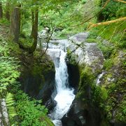 大きな甌穴と水量豊富な滝 『おう穴群』