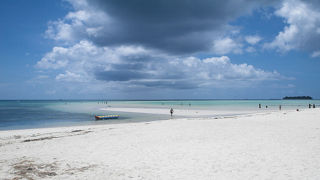 広い白砂のビーチなら