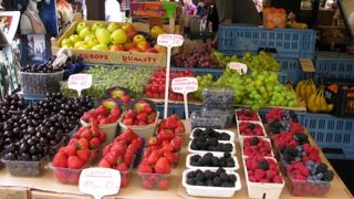 ハヴェル市場（野菜とみやげ物市場）