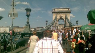 夏の休日はくさり橋が歩行者天国に