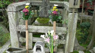 松尾芭蕉が眠る滋賀県大津市の義仲寺（２００８年４月）