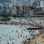 熱海サンビーチは大混雑