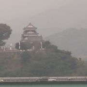 肱川沿いの高台に立つ名城