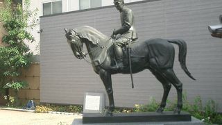 建物より銅像が立派