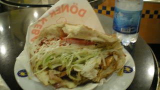 中央駅内でケバブ