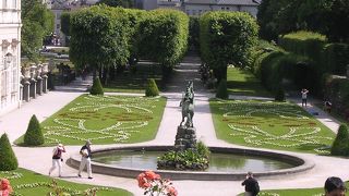 お庭越しに眺めるザルツブルク城が素敵