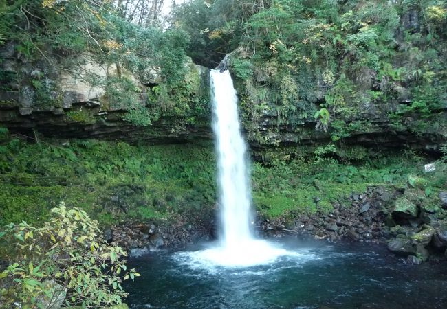 落差20ｍの美しい直瀑 『萬城の滝』