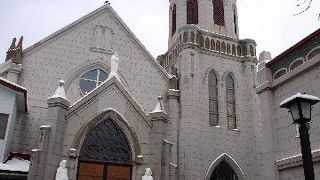 ローマ法王ベネディクト15世から贈られた豪華な祭壇