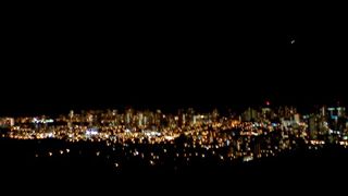 真っ暗の丘で見る星空