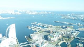 海と街を見渡せるスカイガーデン