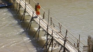 ナムカーン川にかかる竹製の橋