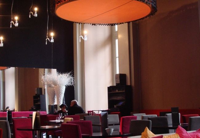 パリ8区　モダンなカフェレストラン「Mini Palais」