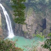 日本の滝百選『数鹿流ケ滝』◆エメラルドグリーンの滝壺が美しい