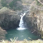 周りの風景が雄大な 『鮎返りの滝』