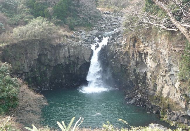 周りの風景が雄大な 『鮎返りの滝』