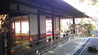 お庭を眺めて一服。その後でパン？