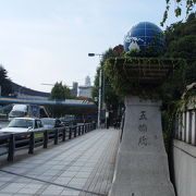 東京オリンピックを記念して作られた、五輪橋の地球儀