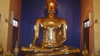 高さ３ｍの黄金の仏像