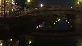 白壁と柳の映える景色