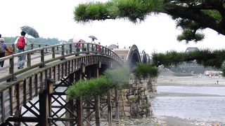 錦帯橋、日本三名橋や日本三大奇橋に数えられています。