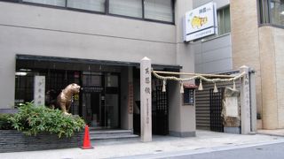 参道入り口正面の、注連柱（しめばしら）、少彦名神神社（すくなひこなじんじゃ）