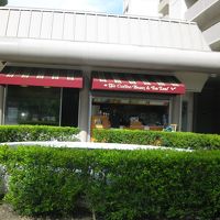 コーヒーショップ。此の右側建物がホテル入口。