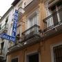 Hostal Costa Azul　バルが集まる通りに面したオスタル