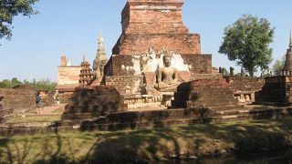 ワット・マハタート　スコータイ遺産の見所です。