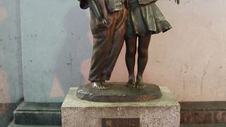 神田駅を飾る兄妹の像は、田中昭作、神田散歩の巻