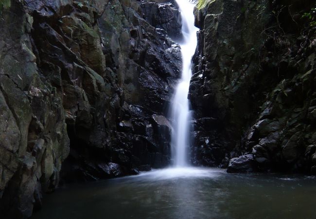 深山幽谷な雰囲気の直瀑 『龍王の滝』（京都府井手町）