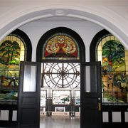 開港記念館のステンドグラスは、開港当時の交通手段の図柄になっています。