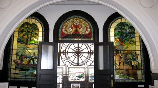 開港記念館のステンドグラスは、開港当時の交通手段の図柄になっています。