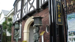北野異人館　山手八番館は彫刻の類がたくさん。