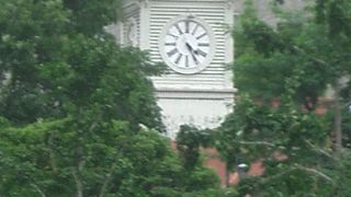 夏は緑に包まれる時計台