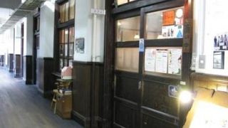 廃校を利用したレトロなカフェ