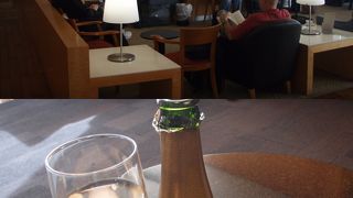 &#9992;ロサンゼルス空港ターミナル６「ＵＡレッドカーペットクラブ」