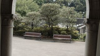 北の丸公園にある近代美術館工芸館の入り口はアーチ、江戸城の城門散歩の巻