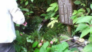 おいしい湧き水のあるお寺さん。
