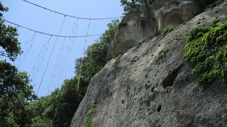 海岸沿いにあります