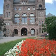 前庭のお花がきれいな州議会議事堂