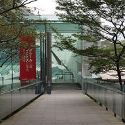 ポーラ美術館は、美術作品だけでなく、建物本体や自然の景観も楽しめる美術館です。