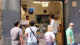 常に長蛇の列　テイクアウトもおいしい