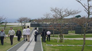 平和祈念公園　青い海と空に平和を祈る